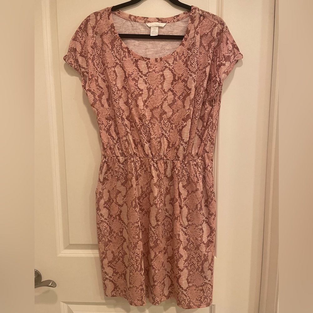 H&M dress with snake print in size M, with pockets. Never worn